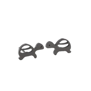 Minimalistische schwarze Schildkröten-Ohrstecker aus mattem Metall mit Hohlmuster