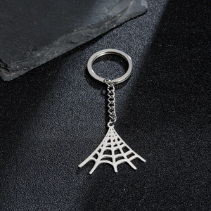 Minimalistischer Spinnennetz-Schlüsselanhänger aus Edelstahl für Halloween oder Gothic-Stil