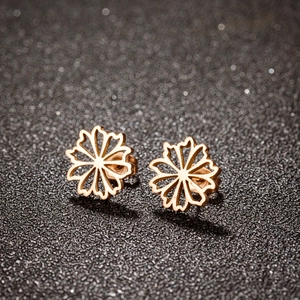 Boucles d'oreilles fleurs ajourées en acier inoxydable rose gold pour femmes élégantes