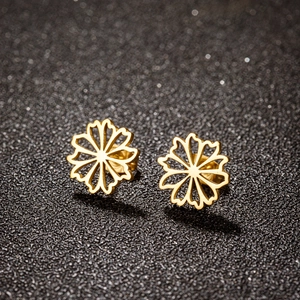 Boucles d'oreilles fleurs ajourées en acier inoxydable doré au design de flocon