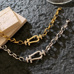 Luxurious horseshoe buckle bracelet with micro-paved zircons in gold and silver finish