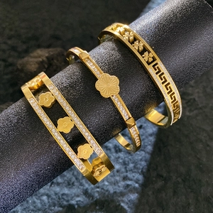 Three-piece gold titanium steel bracelets set with clover flower patterns and zircon