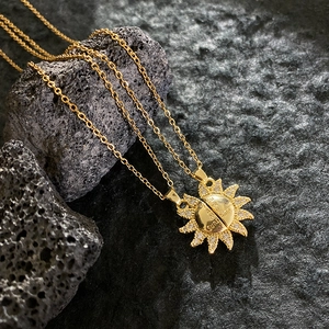 Gouden magnetische zonneketing met You Are My Sunshine gravure op vulkanisch gesteente