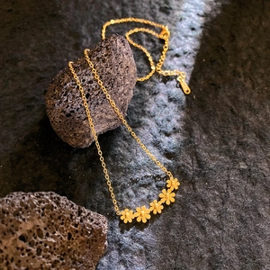 Élégant Collier Pendentif Petites Marguerites en Acier Inoxydable pour Femme Chaîne de Clavicule Florale Exquise Or Rose Bijoux Cadeau