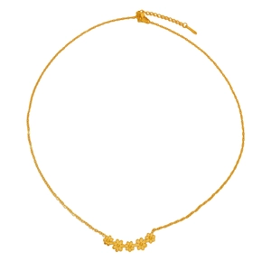 Élégant collier doré avec cinq petits pendentifs marguerites sur une chaîne fine