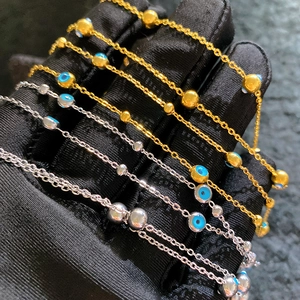 Elegante Halsketten mit blauen Evil-Eye-Perlen in Gold und Silber an einer feinen Kette