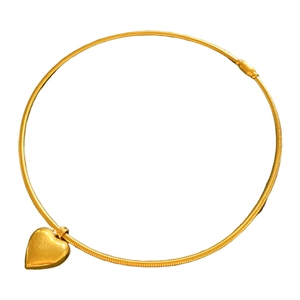 Elegante goldene Herzhalskette mit geschmeidiger Schlangenkette und Kugelverschluss
