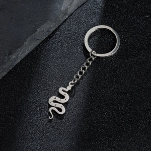 Creatieve zilveren slangen sleutelhanger met maanpatroon op minimalistische steen