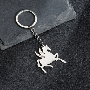 Porte-clés Pégase en métal argenté avec pendentif silhouette sur fond de pierre