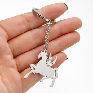 Porte-clés Pégase en métal argenté avec pendentif cheval ailé tenu dans la main