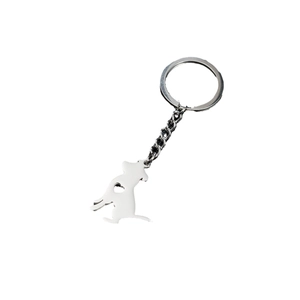 Llavero minimalista de perro con corazón calado en metal plateado de alto brillo