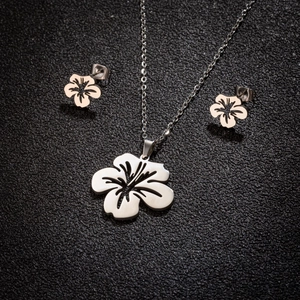 Parure de bijoux minimaliste en acier inoxydable avec collier et boucles fleurs d'hibiscus