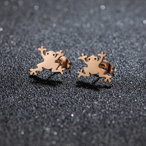 Dettaglio di orecchini a lobo a forma di rana in acciaio inossidabile con design cavo in oro rosa
