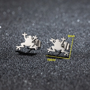 Dettaglio macro di orecchini a lobo a forma di rana in acciaio con misure 10mm x 8mm