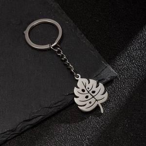 Polierter Edelstahl-Schlüsselanhänger mit Monstera-Blatt-Anhänger in eleganter Silberoptik