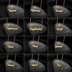 Colección de doce collares con nombres del zodiaco sobre seda negra y guijarros