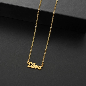 Detalle del collar signo del zodiaco Libra bañado en oro con elegante colgante de caligrafía