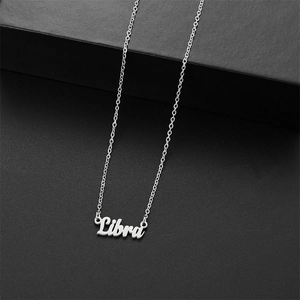 Detalle del colgante plateado del signo Libra en una cadena fina de estilo elegante