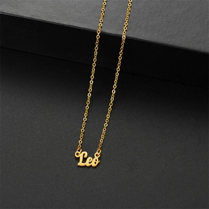 Primer plano del collar con colgante del signo Leo en oro de 18K sobre fondo gris