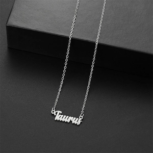 Collar Tauro de plata con colgante de constelación sobre una elegante caja negra