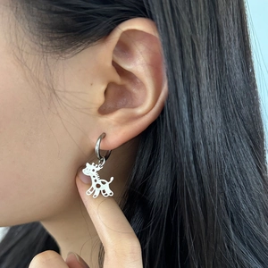 Boucle d'oreille girafe argentée polie portée par un mannequin pour un style sobre