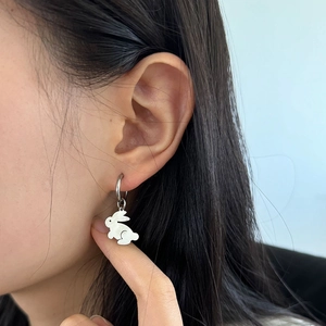 Créoles lapin minimalistes en argent pour femmes, design mignon d'animaux en style dessin