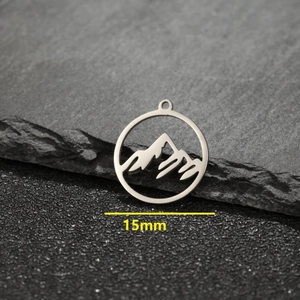 Ciondolo tondo 15mm in acciaio inossidabile con sagoma di montagna in finitura argento