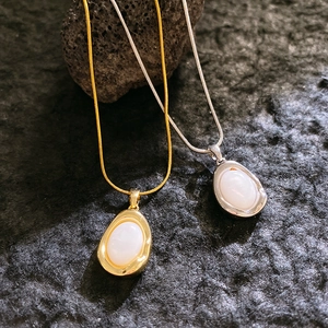 Minimalistische Mondstein Oval Anhänger Halsketten in Gold und Silber mit Schlangenkette