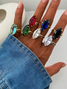 Primo piano di anelli con zirconi colorati taglio marquise in oro e argento