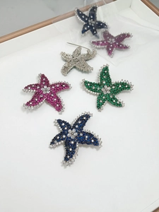 Détail de broches étoile de mer avec strass colorés et vue arrière de l'attache