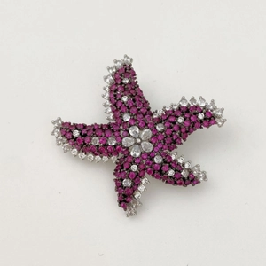 Broche étoile de mer élégante avec cristaux violets et blancs sur base en métal noir