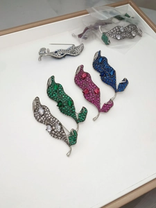 Vue détaillée de broches feuilles en argent ornées de zircons cubiques multicolores