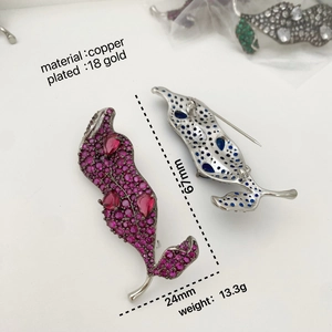 Broche léopard élégante en cuivre plaqué or 18 carats avec cristaux roses incrustés