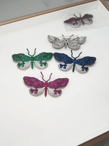 Vue détaillée de broches papillon scintillantes avec incrustations de zircone