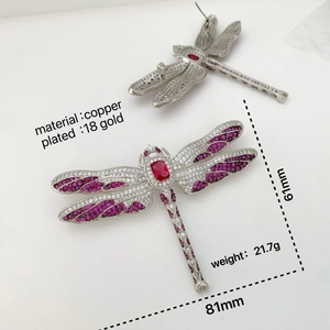 Broche libellule colorée avec zircons micro-pavés et finition plaqué or 18 carats