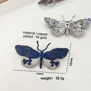 Broche papillon luxueuse plaquée or 18 carats avec zircons bleus et transparents