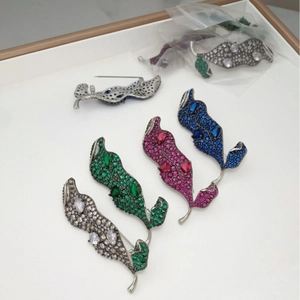 Broche Élégante en Feuille de Cuivre pour Femmes Sertie de Zirconia Coloré Feuille de Plante Épingle de Poitrine Accessoires de Costume Bijoux de Mariage Banquet