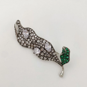 Broche feuille élégante avec incrustation de zircones colorées et fini vintage noir argent