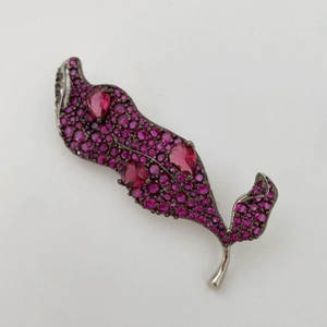 Broche feuille sombre élégante avec pavé de zircons violets et cristaux roses en goutte