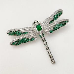 Exquise broche libellule en argent avec cristaux de zircone verts et blancs