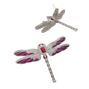 Broche libellule colorée avec pierre centrale rouge rubis et cristaux de zircon
