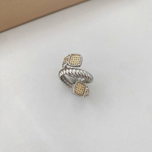 Détail de la bague câble torsadée bicolore avec des pierres de zircone cubique carrées