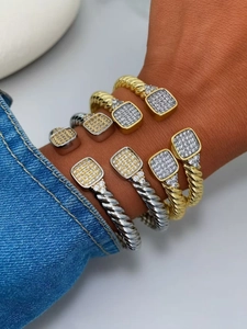 Vue détaillée de bracelets torsadés avec pavé de zircone cubique sur le poignet