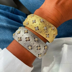 Set di Gioielli in Rame Placcato Oro 18K Lusso per Donna Vintage Spazzolato Rigato Texture Zirconia Fiore Bracciale Aperto Anello Regolabile