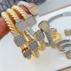 Bracelet torsadé de luxe avec zircone carrée micro-pavée en finitions or et argent