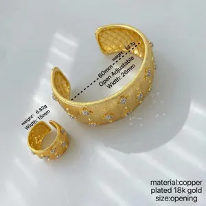 Set di gioielli di lusso in oro 18K spazzolato con motivi a stella e cristalli lucidi