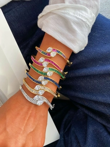 Détail de l'ensemble de bracelets ondulés sertis de zircons de diverses couleurs