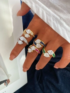 Gros plan de bagues tendance en zircone plaquées or et argent avec pierres poires