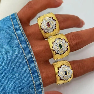 Set di anelli in oro spazzolato di lusso con motivi floreali e zirconi colorati