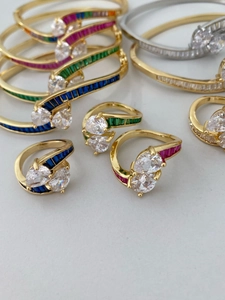 Détail d'un ensemble de bijoux en or et argent avec zircons poire et pierres baguette arc-en-ciel
